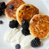 Syrniki sa pavlakom, sosom od bobica i jagodama