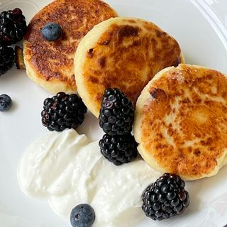 Syrniki sa pavlakom, sosom od bobica i jagodama