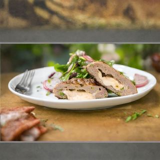 Паниран шницел от кайма със спанак  и гарнитура (300г)