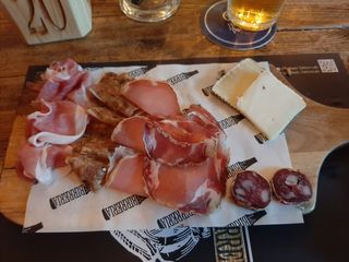 Affettati del territorio e formaggi stagionali con piadina