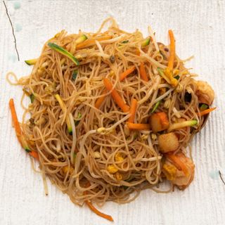 Spaghetti di riso con frutti di mare