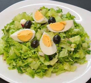 Зелена салата с яйце (300г)