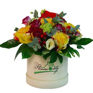 Cutie (1393)violet roz din trandafiri, orhidee, eustoma, hypericum si verdeata decorativa