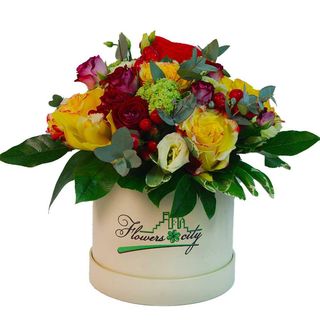 Cutie (1393)violet roz din trandafiri, orhidee, eustoma, hypericum si verdeata decorativa