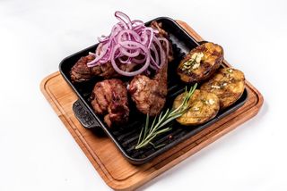 Шашлик свинний з печеною картоплею (180/100/30г)