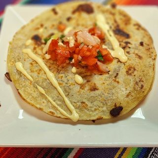 Quesadilla Doble Con Doble Queso Mozzarella Y Carne De Pollo Mechado