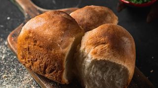 თეთრი პური ნივრიანი კარაქით