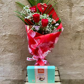 Ramo de 3 rosas rojas con corazón y bombones.
