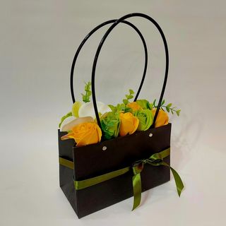 cod 401 Cutie poseta neagra cu 11 flori sapun galben verde, orhidee