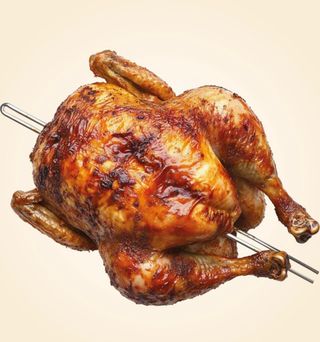 Pollo arrostito con insalata, patate e pane