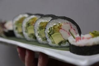 Z paluszkiem krabowym i warzywami