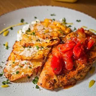 Piept de pui la cuptor cu cartofi striviti si parmezan