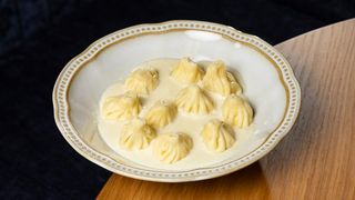 ყველის მინი ხინკალი ყველის სოუსით 10ც