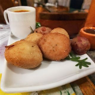 Crocchette di patate con salame piccanti e melanzane mozzarella