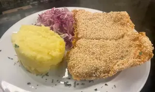 Meniu sniţel de pui cu susan,piure de cartofi și salata de varza