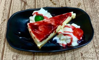 Tarta de Queso con franbuesa, Nata y Helado de Vainilla