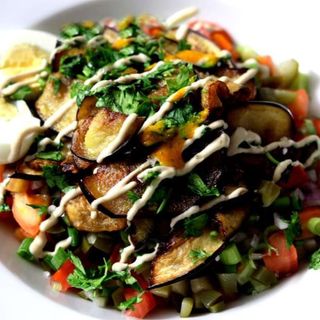 ENSALADA " SABIH"  - berenjena,huevo duro y garbanzos ( 520 cal , 12 g - proteina )