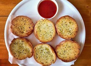 Pieczywo czosnkowe z chorizo i serem 4 szt. 