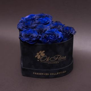 9 trandafiri criogenați albaștri în inimă de catifea