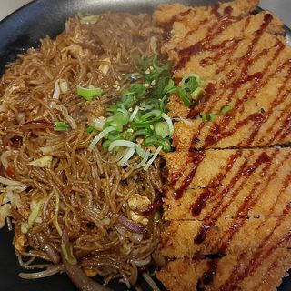 Fideos con pollo rebozado