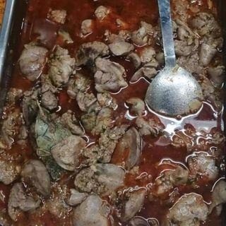 Ración hígaditos de pollo en salsa y papas panaderas.