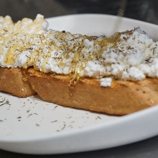 Tostada de Ricotta, miel y tomillo