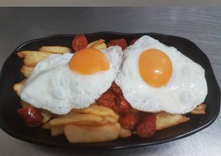 Huevos rotos con chistorra