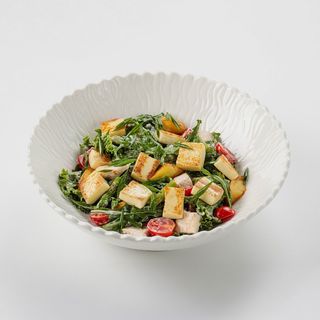 Салат с сыром халуми 