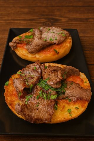 Tostada de filetecos de ternera