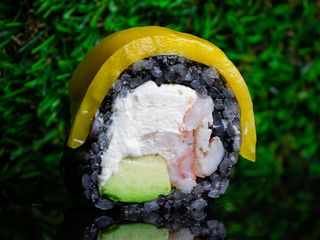 Uramaki z krewetką i mango 8 szt.