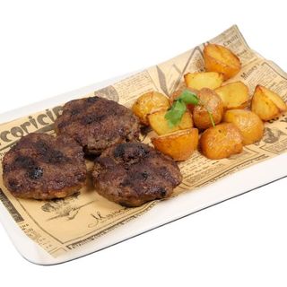 Телешки кюфтенца с печени картофки (350г)