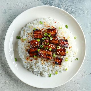 Riso coreano con pancetta di maiale piccante