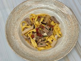 Паста з качкою, грибами ерінгами та в'яленими томатами (320g)