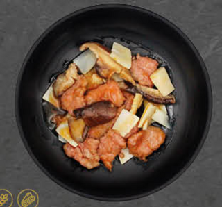 Manzo con bambù e funghi