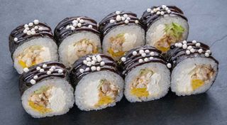 Рол футомакі з вугрем і манго