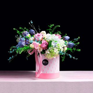 Aranjament floral in cutie inalta roz