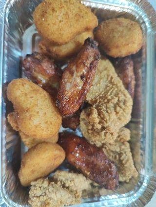 3 Piezas de pollo frito estilo Kentucky, 3 alitas de pollo y 6 nuggets