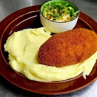 Kotlet De Volaille z puree ziemniaczanymisurówką