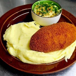 Kotlet De Volaille z puree ziemniaczanymisurówką