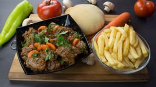 Juneći gulaš sa pomfritom mini obrok