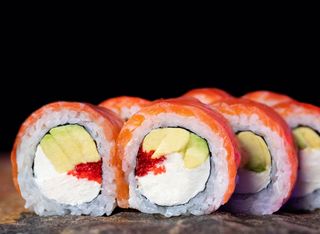 Рол Філадельфія зі свіжим лососем та авокадо (310г)