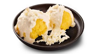 Mămăligă cu brânză și smântână