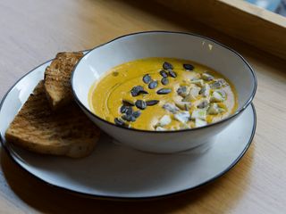 Гарбузовий крем-суп з сиром дорблю (270/50g)