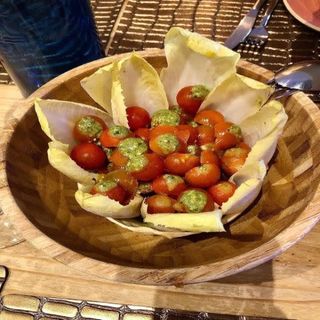 Ensalada Tomatitos y Pesto