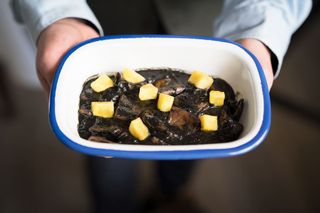 Calamares Frescos De Potera Guisados En Su Tinta