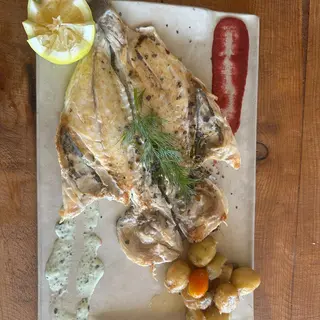 DORADA A LA ESPALDA 
