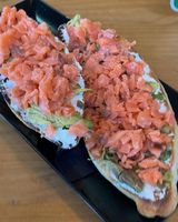 Tostada De Philadelphia Con Aguacate Y Salmón (Ración)