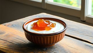 Цедено кисело мляко със сладко