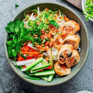 Sałatka z Sajgonkami ( Bún Chả Giò)