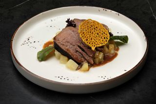 Язык томленый с картофелем по-бургундски